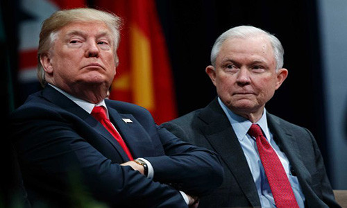 Ngày 7/11, Tổng thống Trump đã sa thải Bộ trưởng Tư pháp Mỹ Jeff Sessions. Như vậy, ông Sessions trở thành bộ trưởng đầu tiên bị cách chức trong cuộc cải tổ nội các dự kiến của Tổng thống Trump sau cuộc bầu cử Quốc hội giữa nhiệm kỳ vừa qua. Ảnh: ABC.