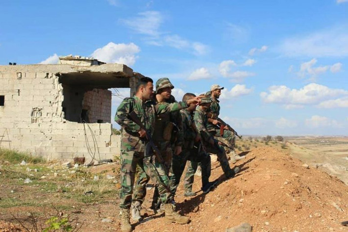 Trong diễn biến khác trên chiến trường Syria, Quân đội Syria đã mở cuộc tấn công dữ dội nhằm vào căn cứ quân sự của nhóm phiến quân ở phía bắc tỉnh Hama. “Lực lượng chính phủ Damascus đã nã hàng loạt quả tên lửa đất đối đất và pháo về phía căn cứ quân sự của nhóm phiến quân dọc trục Hama-Idlib. Trong số mục tiêu bị oanh kích có trại Al-Braidij”, nguồn tin cho hay. Ảnh: AMN.