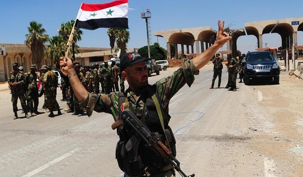 Theo hãng thông tấn SANA, Quân đội Syria cũng oanh kích vào vị trí khai hỏa của lực lượng Đảng Hồi giáo Turkestan (TIP) gần thị trấn Al-Sirmaniyah. Được biết, các tay súng thánh chiến đã tiến hành cuộc tấn công ác liệt nhằm vào Quân chính phủ Syria ở phía đông bắc tỉnh Latakia từ thị trấn này hồi tuần trước. Ảnh: FNA.