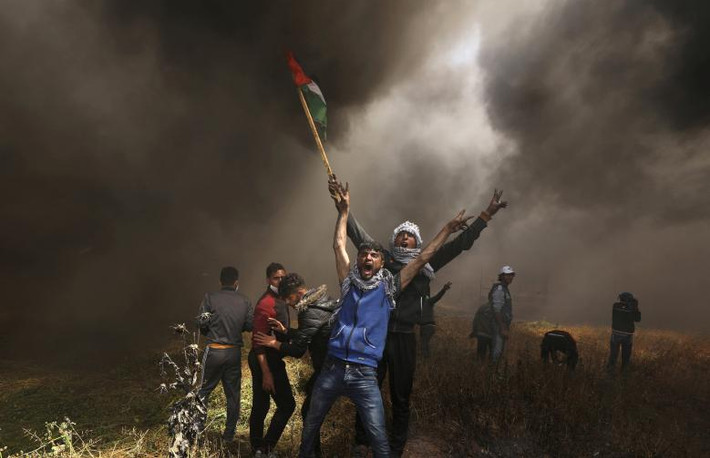 Người biểu tình Palestine trong cuộc đụng độ với lực lượng an ninh Israel ở phía đông thành phố Gaza ngày 6/4.