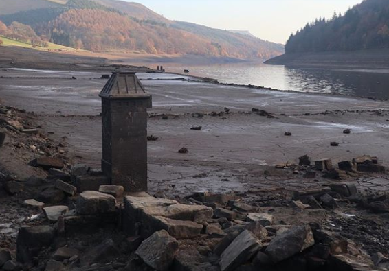 Được biết, ngôi làng Derwent và Ashopton bị bỏ hoang để nhường chỗ cho hồ chứa nước Ladybower ở Derbyshire. Hồ chứa nước này được xây dựng trong khoảng thời gian từ năm 1935 đến 1943.