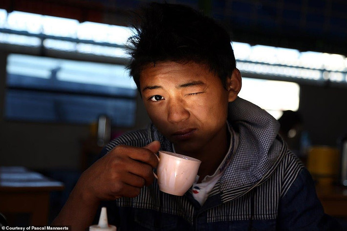 Một bé trai thưởng thức cốc cà phê vào buổi sáng ở thị trấn Kyaiktiyo, Myanmar.