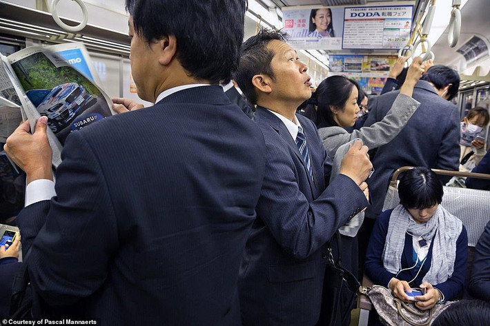 Cảnh đông đúc trên tàu điện ngầm ở Tokyo, Nhật Bản.