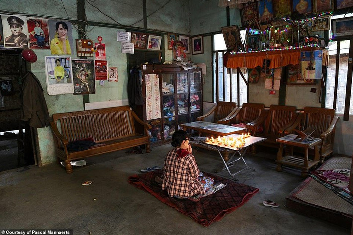 Người phụ nữ ngồi cầu nguyện vào buổi sáng ở Yongon, Myanmar.