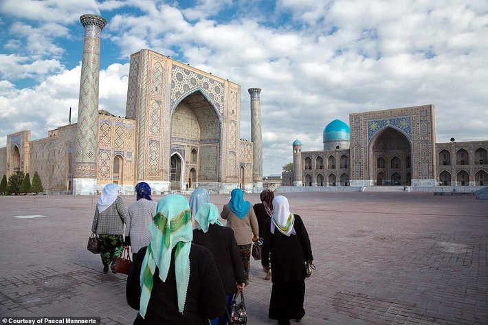 Những người phụ nữ đến nhà thờ để cầu nguyện ở Samarkand, Uzbekistan.
