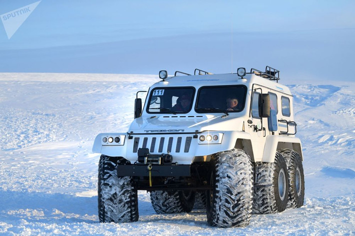 Tổng thống Putin cầm lái một chiếc xe địa hình ATV trong chuyến thăm quần đảo Franz Josef Land ngày 29/3/2017.