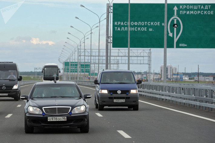 Ông Putin, khi đó còn là Thủ tướng Nga, điều khiển một chiếc xe Mercedes trên tuyến đường Saint Petersburg Ring Road ngày 12/8/2011.