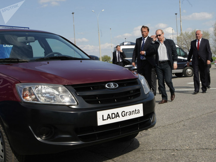 Ông Putin kiểm tra một một mô hình xe Lada-Garant mới dựa trên thiết kế Lada-Kalina.