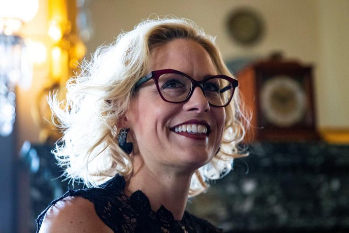 Thượng nghị sĩ Kyrsten Sinema của Đảng Dân chủ có cuộc gặp với Thượng nghị sĩ Chuck Schumer và Jacky Rosen tại Điện Capitol.