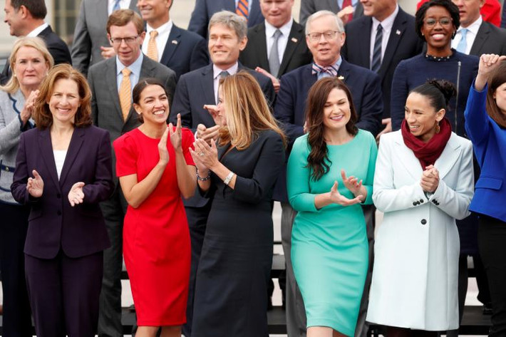 Từ trái sang phải ở hàng trước: Nữ nghị sĩ Kim Schrier, Alexandria Ocasio-Cortez, Debbie Mucarsel-Powell, Abby Finkenauer và Sharice Davids cười tươi khi chụp ảnh lưu niệm.