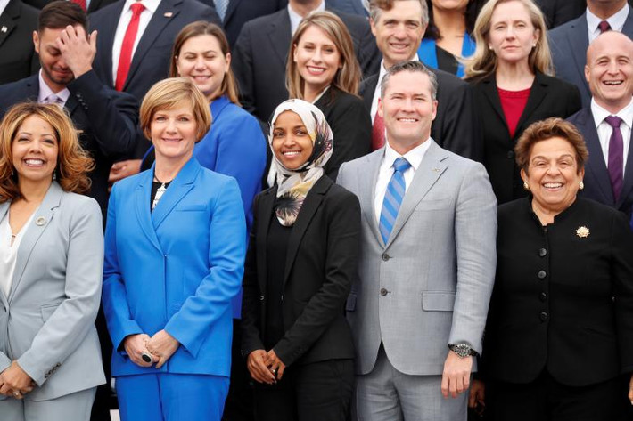 Hạ nghị sĩ Ilhan Omar (trung tâm, hàng trước) của Đảng Dân chủ chụp ảnh cùng các thành viên mới được bầu vào Hạ viện. Cô là một trong những phụ nữ Hồi giáo đầu tiên được bầu vào Quốc hội Mỹ.