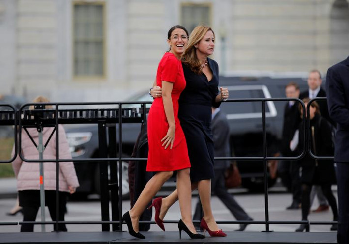 Hạ nghị sĩ Alexandria Ocasio-Cortez thân thiết với nghị sĩ Debbie Mucarsel-Powell trong cuộc gặp tại Điện Capitol.