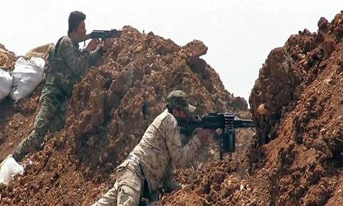 “Lực lượng chính phủ Damascus đã sử dụng pháo hạng nặng và tên lửa đất đối đất tấn công các tuyến phòng thủ của phiến quân Hayat Tahrir Al-Sham (HTS) và Jaysh Al-Izza ở phía bắc và tây bắc Hama tối 11/11”, AMN đưa tin. Ảnh: SANA.