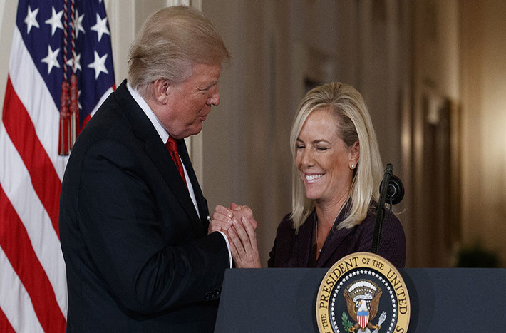 Vào tháng 11/10/2017, Tổng thống Trump đã đề cử bà Nielsen làm Bộ trưởng An ninh Nội địa Mỹ. Sau khi được Thượng viện phê chuẩn, bà Nielsen chính thức tuyên thệ nhậm chức vào ngày 6/12/2017. Ảnh: Politico.