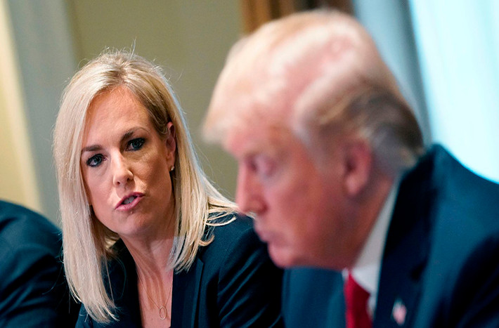 Tờ báo Washington Post trước đó cũng tiết lộ Tổng thống Trump đã trao đổi với một số cố vấn về quyết định sa thải bà Nielsen vì không hài lòng với cách bà giải quyết vấn đề an ninh biên giới và di trú trái phép. Ảnh: Axios.