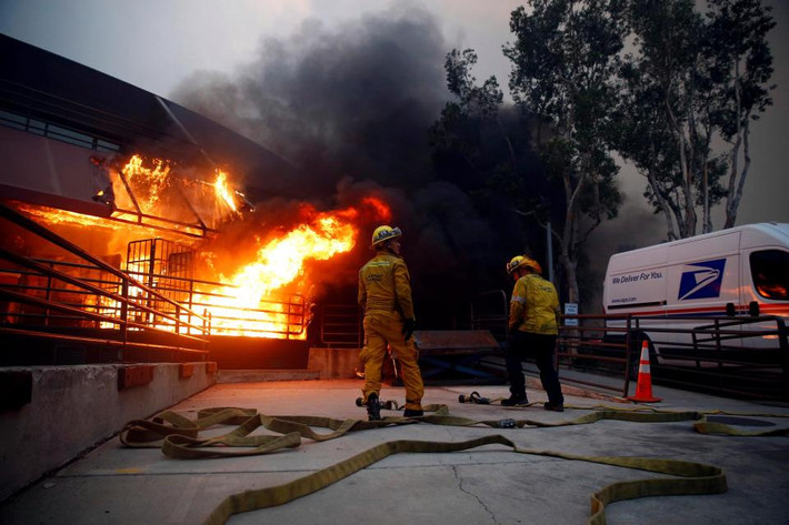 Lực lượng cứu hỏa cố gắng dập tắt đám cháy tại một ngôi nhà ở California.