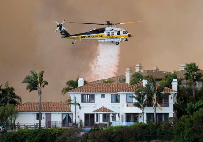 Trực thăng phun nước dập lửa ở Malibu.