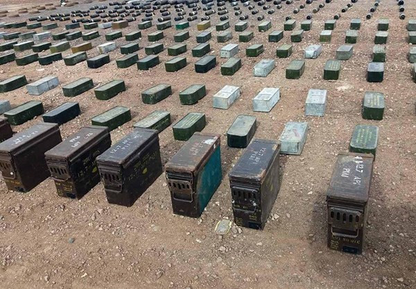 Theo hãng Fars (Iran) ngày 21/11, Quân đội Syria tiếp tục chiến dịch nhằm truy quét các phần tử khủng bố còn tại lại các tỉnh Damascus và Quneitra, qua đó phát hiện và tịch thu lượng lớn vũ khí mà các tay súng phiến quân bỏ lại. (Nguồn ảnh: FNA)