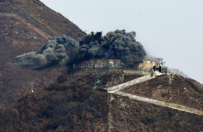 Khói đen bốc lên sau khi một trạm gác của Hàn Quốc ở Cheorwon bị phá hủy hôm 15/11. Ảnh: Reuters.