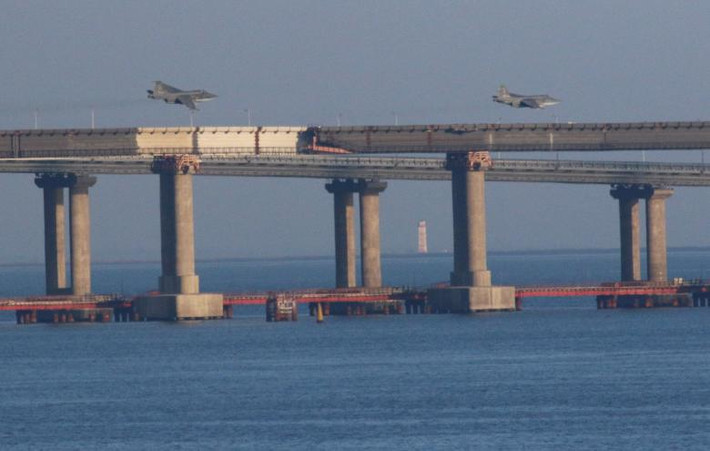 Máy bay Nga tuần tra trên cây cầu nối liền bán đảo Crimea với đất liền Nga sau khi ba tàu chiến Ukraine bị Moscow chặn lại trước khi vào biển Azov qua eo biển Kerch ngày 25/11. Ảnh: Reuters.
