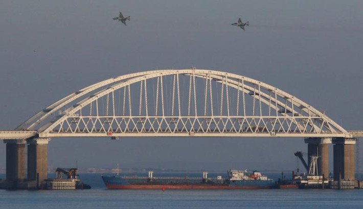 Sáng 25/11, lực lượng Nga nổ súng và bắt giữ 3 tàu cùng 24 thủy thủ Ukraine được cho đang cố tình xâm phạm vùng biển của Nga ngoài khơi bán đảo Crimea trên Biển Đen. Ảnh: Reuters.