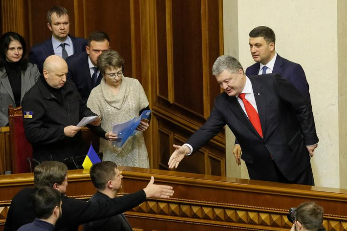 Vụ đụng độ trên Biển Đen đã khiến mối quan hệ Nga-Ukraine ngày càng trở nên căng thẳng. Ngày 26/11, Tổng thống Ukraine Petro Poroshenko đã chính thức ký sắc lệnh ban hành thiết quân luật trên toàn quốc trong thời gian 60 ngày, có hiệu lực từ 15h ngày 26/11 đến 15h ngày 25/1/2019 (giờ địa phương). Ngay sau đó, Moscow đã bày tỏ lo ngại về quyết định ban bố thiết quân luật trên toàn quốc của Kiev. Ảnh: Reuters.