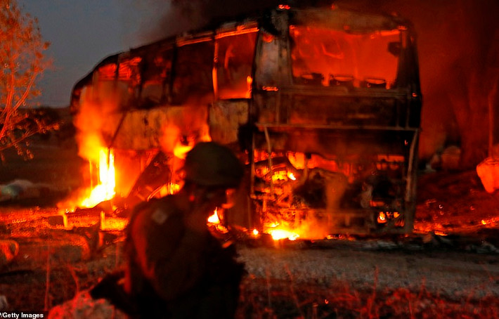 Trước đó cùng ngày, hơn 300 quả tên lửa được phóng từ Gaza về phía Israel và khoảng 60 quả tên lửa bị Lực lượng Phòng vệ Israel (IDF) đánh chặn. Trong đó, một chiếc xe buýt chở binh sĩ của Israel cũng bị trúng tên lửa, khiến 1 người bị thương nặng. Ảnh: Getty.