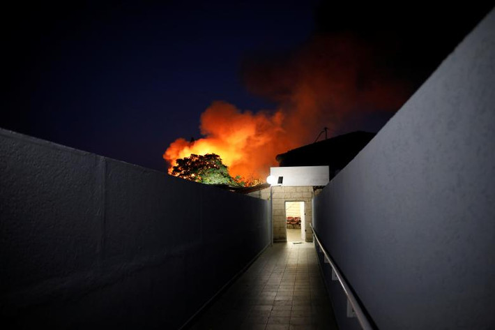 Một địa điểm trúng rocket ở Sderot. Ảnh: Reuters.