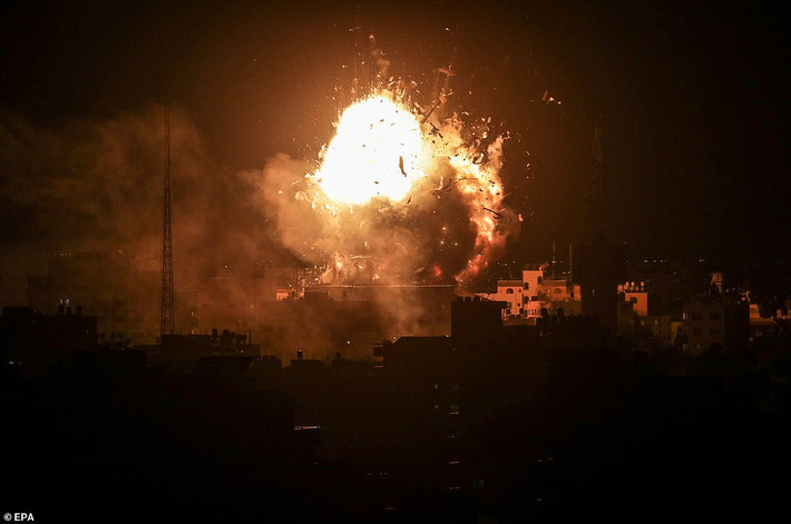 Theo Daily Mail, Israel đã tiến hành đợt không kích dữ dội nhằm phá hủy đài truyền hình Al-Aqsa của phong trào Hamas tại Dải Gaza ngày 12/11. Trước đó, Israel đã cảnh báo những người bên trong và xung quanh tòa nhà này sơ tán. Ảnh: EPA.