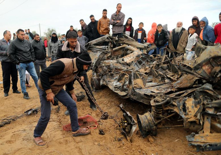 Người dân Palestine kiểm tra một phương tiện đã bị phá hủy trong đợt không kích của Israel ở Khan Younis, phía nam Dải Gaza, ngày 12/11. Ảnh: Reuters.