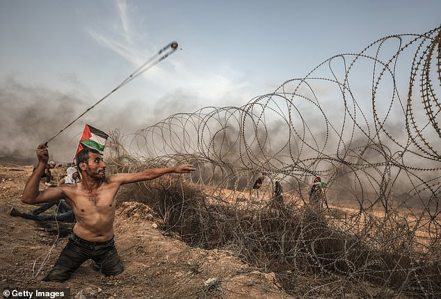 Sabir al-Aska, một người biểu tình Palestine, ném đá về phía lực lượng Israel trong cuộc đụng độ tháng trước. Ảnh: Getty.