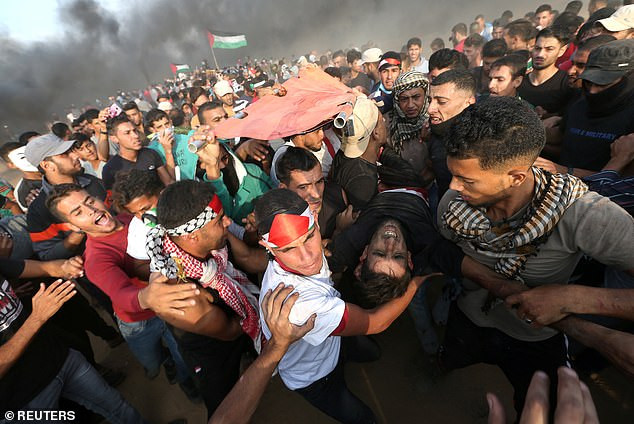 Những vụ đụng độ dữ dội giữa người biểu tình Palestine, phong trào Hamas với lực lượng an ninh Israel vẫn tiếp diễn trong nhiều tháng qua. Ảnh: Một người Palestine bị thương được đưa ra khỏi khu vực xảy ra xung đột hồi tháng trước. Ảnh: Reuters.