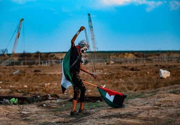 Người biểu tình Palestine chuẩn bị ném đá về phía lực lượng Israel. Ảnh: FNA.