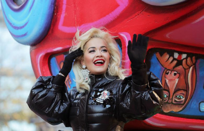 Ca sĩ Rita Ora vẫy chào đám đông. Ảnh: Reuters.