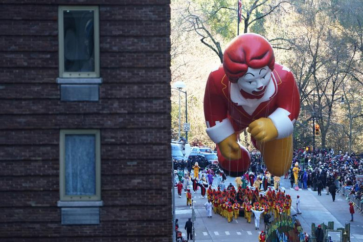 Quả bóng Ronald McDonald lơ lửng trên Đại lộ 6. Ảnh: Reuters.