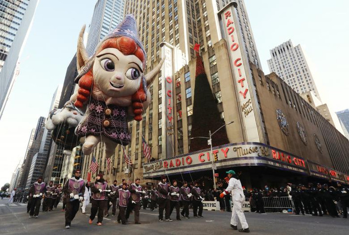 Theo hãng thông tấn Reuters, cuộc diễu hành hoành tráng mừng ngày Lễ Tạ ơn ở New York đã thu hút đông đảo người tham gia, trong đó có sự xuất hiện của nhiều nghệ sĩ nổi tiếng. Ảnh: Reuters.