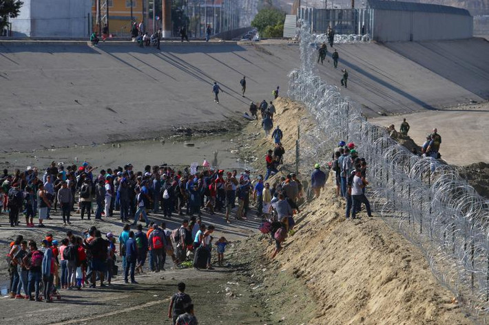 Rất đông di dân tập trung trước hàng rào biên giới Mỹ-Mexico ở Tijuana ngày 25/11.