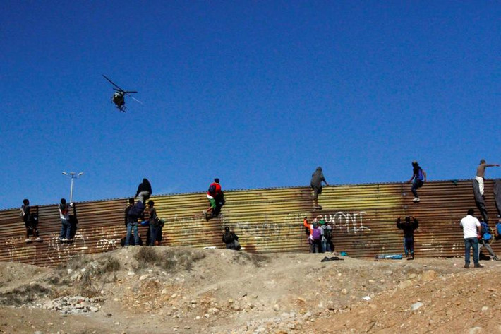 Được biết, hàng trăm người di cư Trung Mỹ đã tìm cách vượt qua hàng rào từ thành phố Tijuana để vào Mỹ. Cuối tuần trước, Tổng thống Mỹ Donald Trump tuyên bố những người tị nạn tại khu vực biên giới Mỹ-Mexico sẽ không được phép vào Mỹ cho đến khi đơn xin tị nạn của họ được phê duyệt tại tòa án.