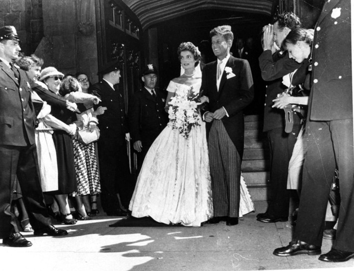 Ông John Kennedy, khi đó còn là Thượng nghị sĩ Mỹ, kết hôn với bà Jacqueline Bouvier, vào ngày 12/9/1953.