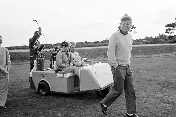 Tổng thống Kennedy trong bộ trang phục giản dị đi bộ trong sân golf tại Newport, Rhode Island, ngày 14/9/1963.