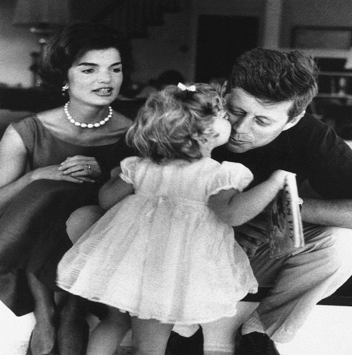 Con gái của Tổng thống John F. Kennedy hôn lên má cha. Được biết, ở tuổi 43, ông Kennedy trở thành Tổng thống trẻ tuổi nhất trong lịch sử nước Mỹ đắc cử vào vị trí này.