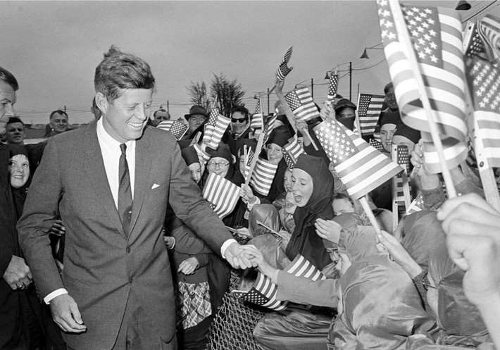 Tổng thống Kennedy được các em nhỏ và nữ tu ở Tu viện Mercy chào đón nồng nhiệt ngày 29/6/1963.