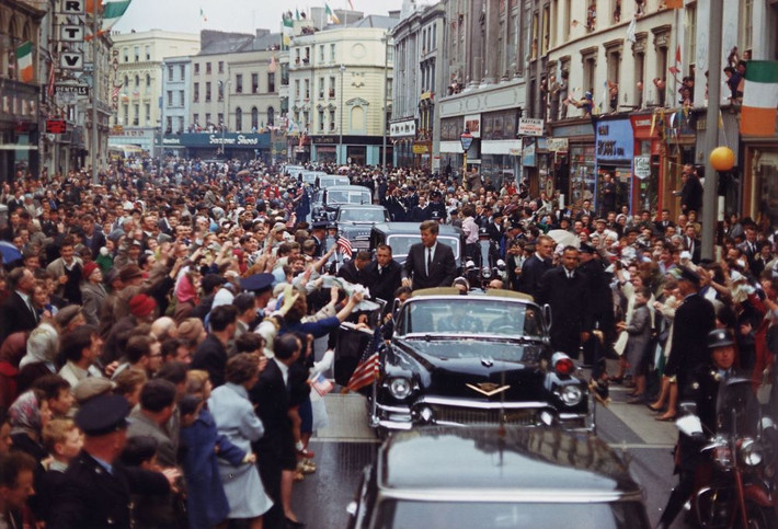 Đoàn xe chở Tổng thống Kennedy được đông đảo người dân chào đón trên đường phố Patrick, Cork, Ireland, ngày 28/6/1963.
