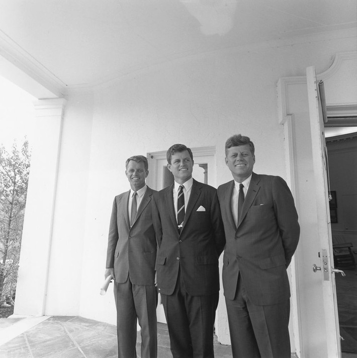 Các anh em của Tổng thống Kennedy trong một bức ảnh chụp chung năm 1963. Từ trái sang: Bộ trưởng Tư pháp Mỹ Robert F. Kennedy, Thượng nghị sĩ Ted Kennedy và Tổng thống John F. Kennedy.