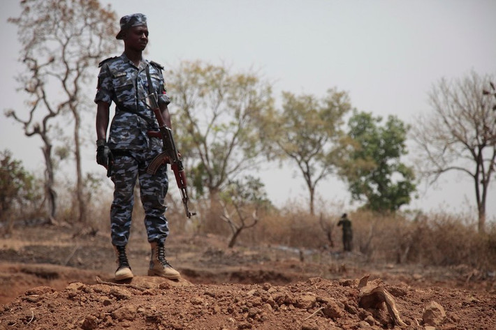 Phiến quân Boko Haram và tổ chức khủng bố IS vẫn đang hiện diện tại Nigeria, khiến nước này trở thành quốc gia nguy hiểm. Ngoài ra, gần 2/3 dân số Nigeria sống trong cảnh nghèo đói.