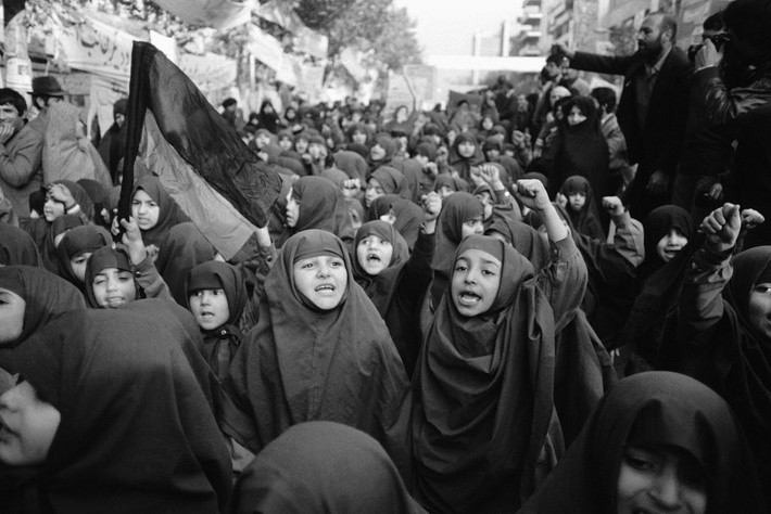 Về nguyên nhân vụ tấn công, Iran cho rằng Đại sứ quán Mỹ tại Tehran là một “ổ tình báo” khi các nhân viên ở đây đều làm việc cho CIA. Ngày 22/10/1979, Tổng thống Mỹ khi đó là ông Jimmy Carter đã cho phép Quốc vương Iran bị phế truất, ông Shah Mohammed Reza Pahlavi, tị nạn chính trị và chữa bệnh tại Mỹ. Hành động này của Washington được cho là giọt nước tràn ly, dẫn đến vụ Iran tấn công Đại sứ quán Mỹ ở Tehran 39 năm trước. Ảnh: Các nữ sinh Iran tập trung bên ngoài Đại sứ quán Mỹ tại Tehran ngày 27/11/1979 yêu cầu Washington phải dẫn độ Quốc vương Shah Mohammed Reza Pahlavi về nước (Iran) để xét xử. Ảnh: Sputnik.