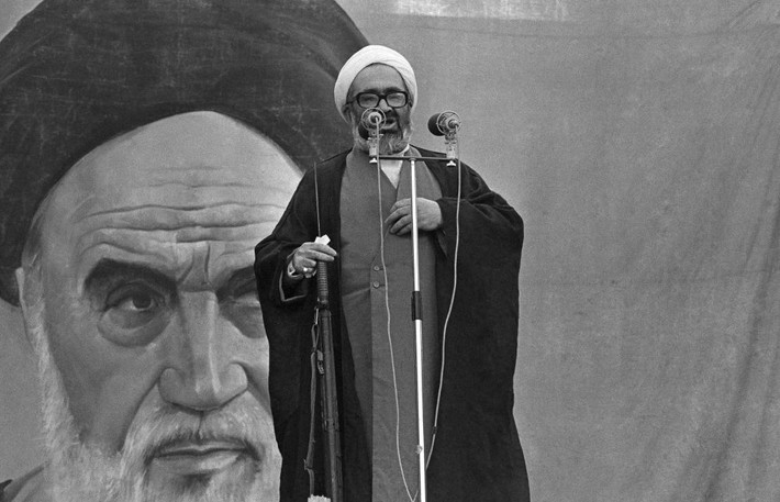 Ông Ayatollah Hossein Ali Montazeri, một trong những nhà lãnh đạo của Cách mạng Iran vào năm 1979, phát biểu trước đám đông tại Đại học Tehran ngày 23/11/1979. Ông Montazeri tuyên bố, các con tin Mỹ sẽ không được trả tự do cho tới khi Quốc vương Shah Mohammed Reza Pahlavi bị dẫn độ về nước. Ảnh: Sputnik.