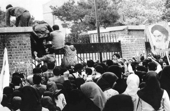 Có thể thấy, mối quan hệ Mỹ - Iran liên tục rơi vào trạng thái căng thẳng trong suốt hàng thập kỷ qua, đặc biệt là sau vụ khủng hoảng con tin Iran gần 40 năm trước. Theo đó, ngày 4/11/1979, một nhóm sinh viên Iran đã xông vào Đại sứ quán Mỹ ở Tehran, bắt giữ 56 nhà ngoại giao và công dân Mỹ làm con tin. Ảnh: Sputnik.