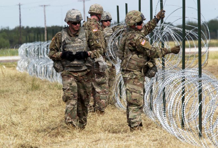 Các binh sĩ Mỹ đến từ căn cứ quân sự Fort Riley ở Kansas dựng hàng rào dây thép gai ở Donna, bang Texas, ngày 4/11.