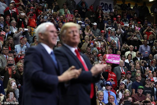 Tổng thống Trump và Phó Tổng thống Mỹ Mike Pence trong cuộc vận động tại Chattanooga, bang Tennessee. Ảnh: Reuters.